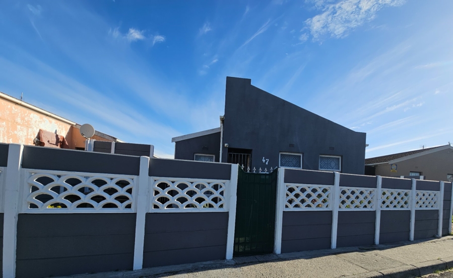 4 Bedroom Property for Sale in Strandfontein Village Western Cape